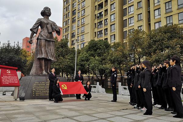 柴桑区人民法院组织全体女干警赴王经燕烈士纪念馆开展"巾帼心向党