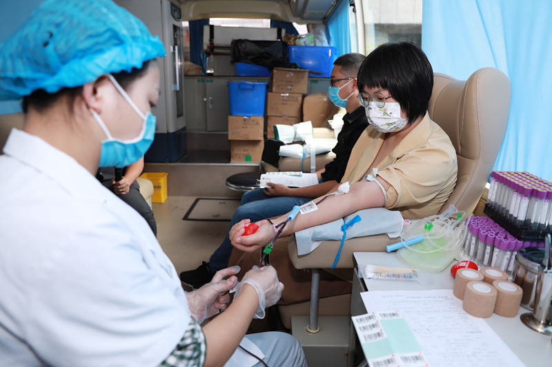 重庆五中院开展2021年无偿献血活动