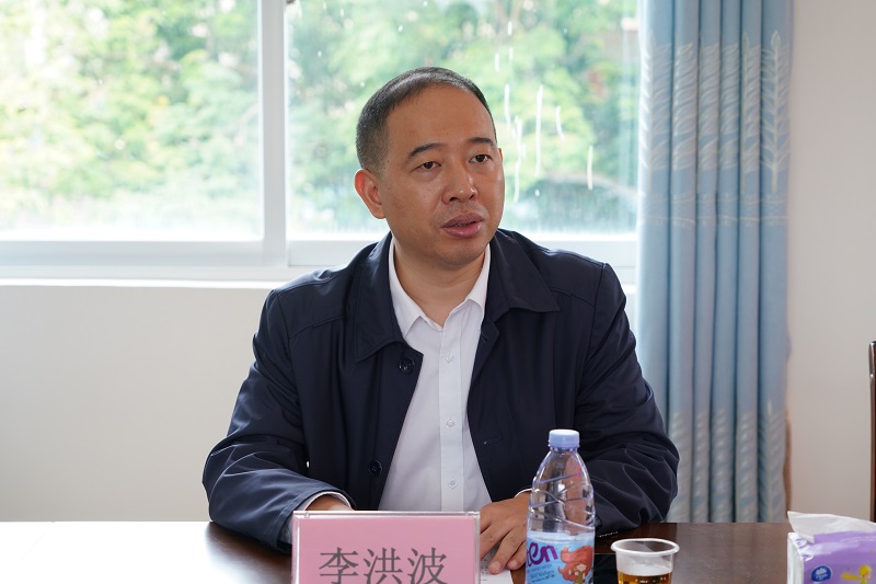 李洪波院长一行和公馆镇党委副书记,镇长陈澍奎,法院派驻村第一书记何