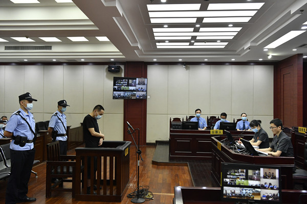 南昌市中级人民法院对邹某红等21人涉黑案公开宣判