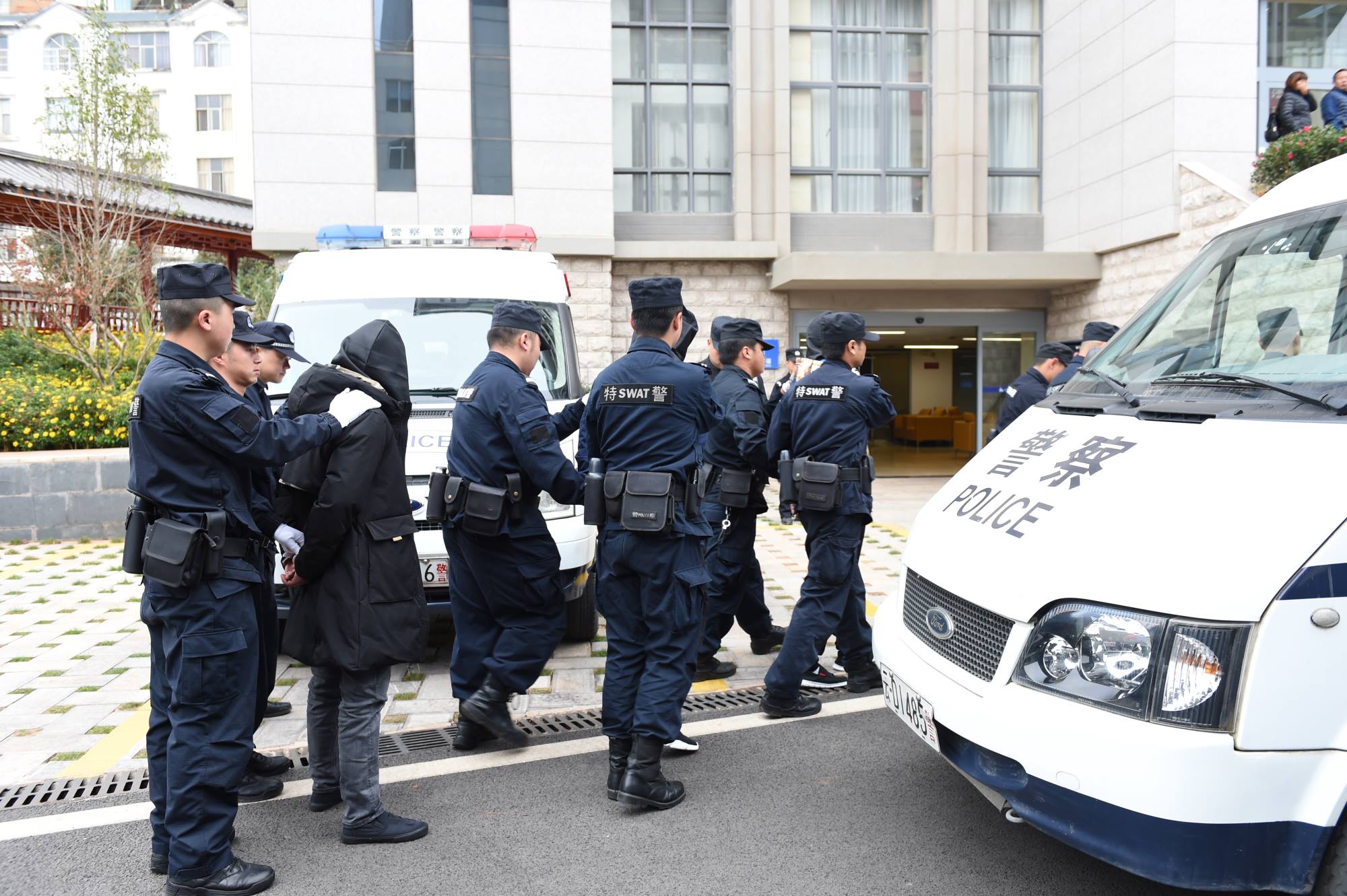 受审张元锋等28人黑社会性质组织案件在麒麟区法院公开审理