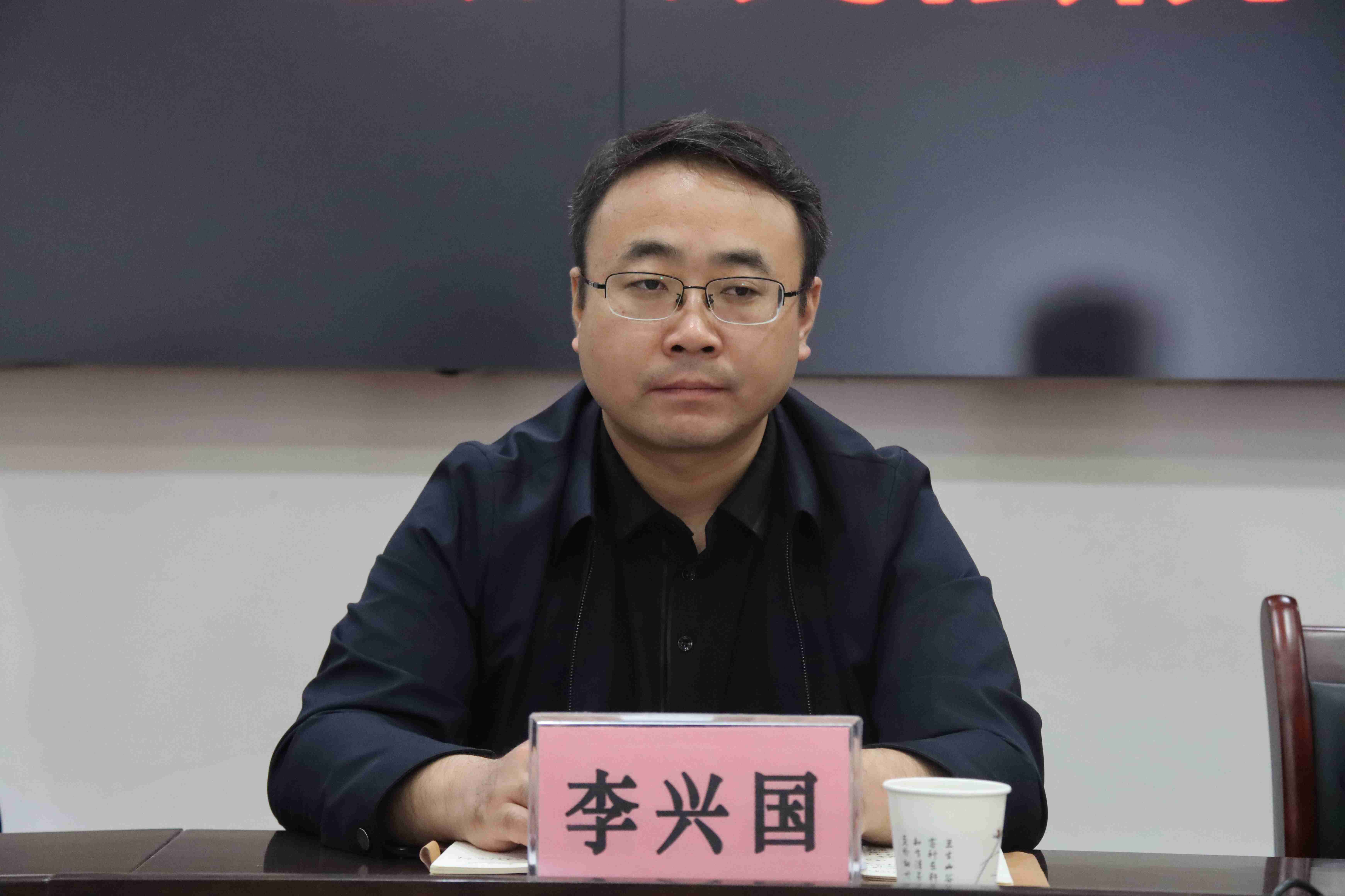 县委常委,组织部长李兴国宣读了市委,县委关于任命梁艳同志为长武县