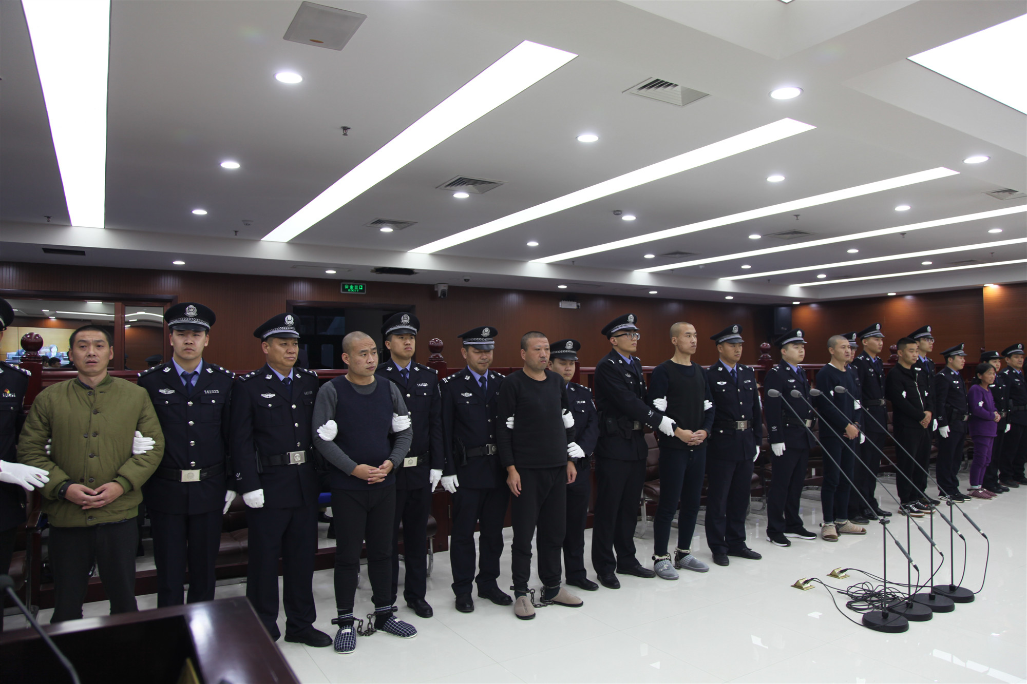 2019年11月27日,阳泉市中级人民法院对赵辉等8人恶势力集团案件进行了