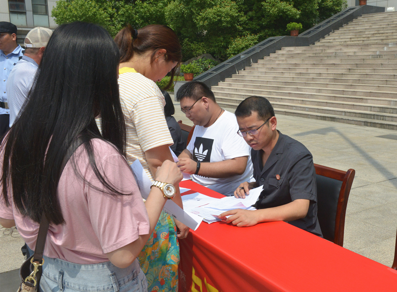 6-26陆小军一案发放赃款大会 106_副本.jpg