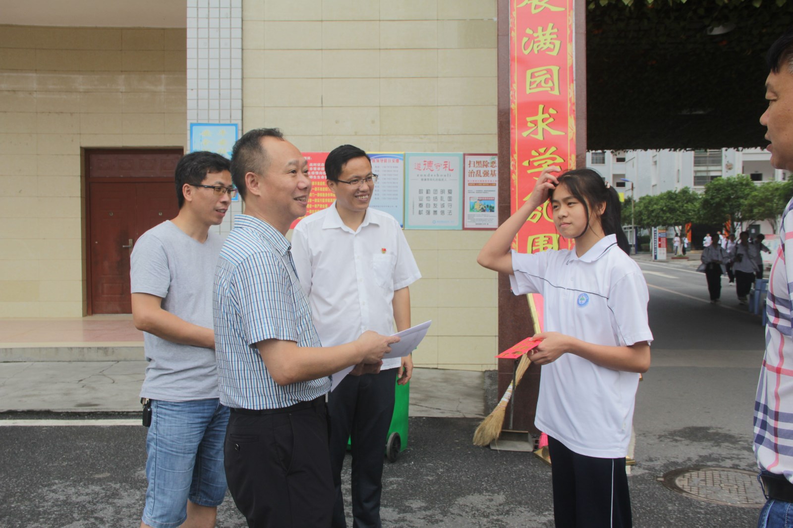 临武法院：爱心春蕾暖人心，结对帮扶助成长