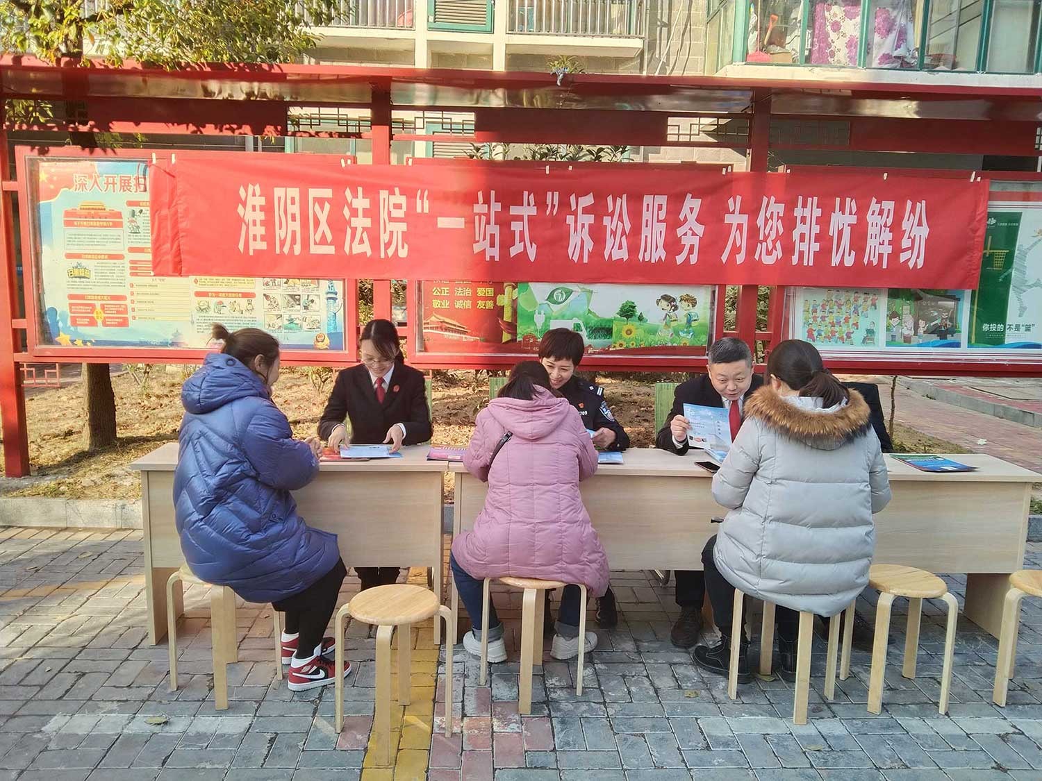 淮阴法院走进社区宣传“一站..