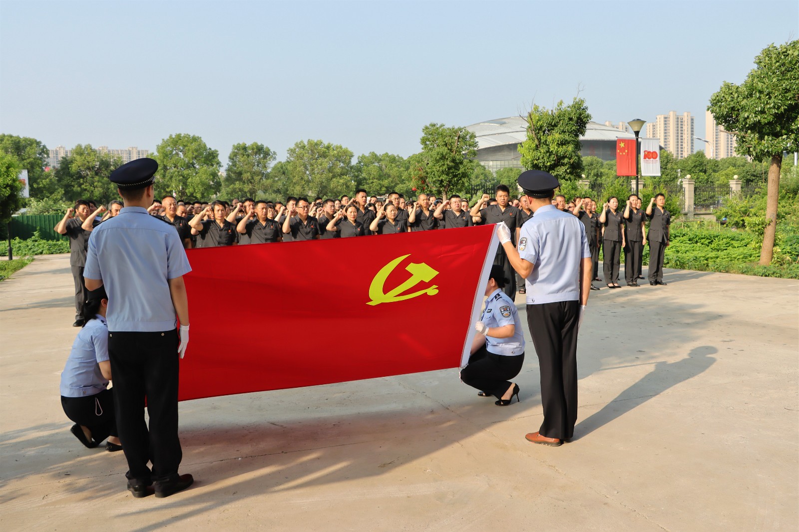 庆祝建党100周年|阜南县人民法院举行升国旗重温入党誓词仪..