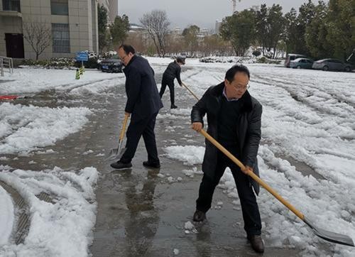 东至法院扫雪除冰 为群众扫出“便民路”