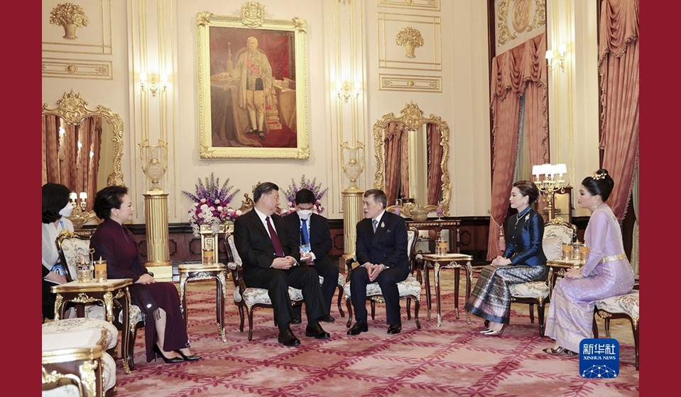习近平和彭丽媛会见泰国国王哇集拉隆功和王后素提达
