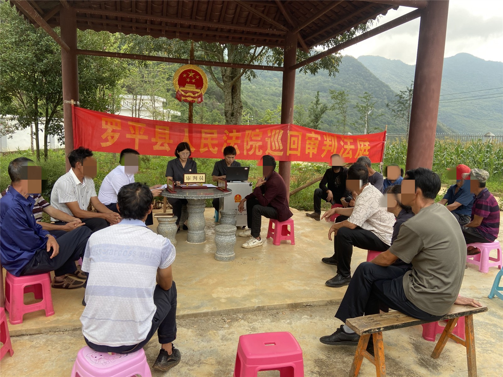 【普法强基在行动】巡回法庭进乡村 开庭普..