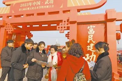 武功法院深入河滩古会现场开展普法宣传活动