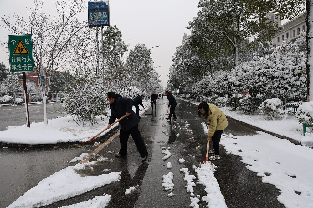 湘阴法院开展“扫雪除冰”志愿行动