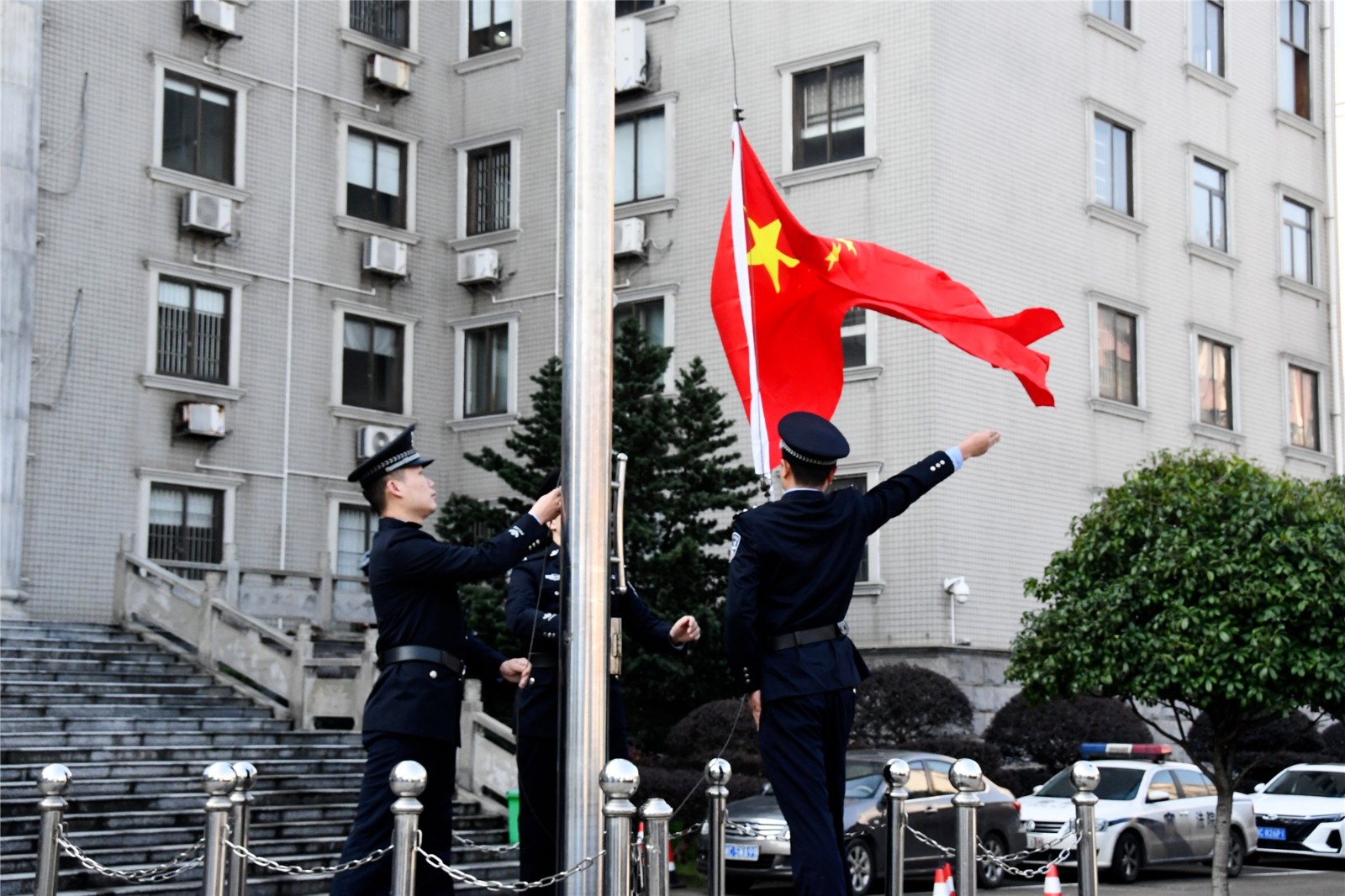 新年新征程！湘乡法院举行新春升国旗仪式