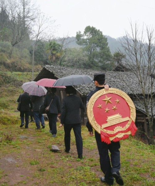 巡回法庭进乡村 | 土地权属引纠纷 ..