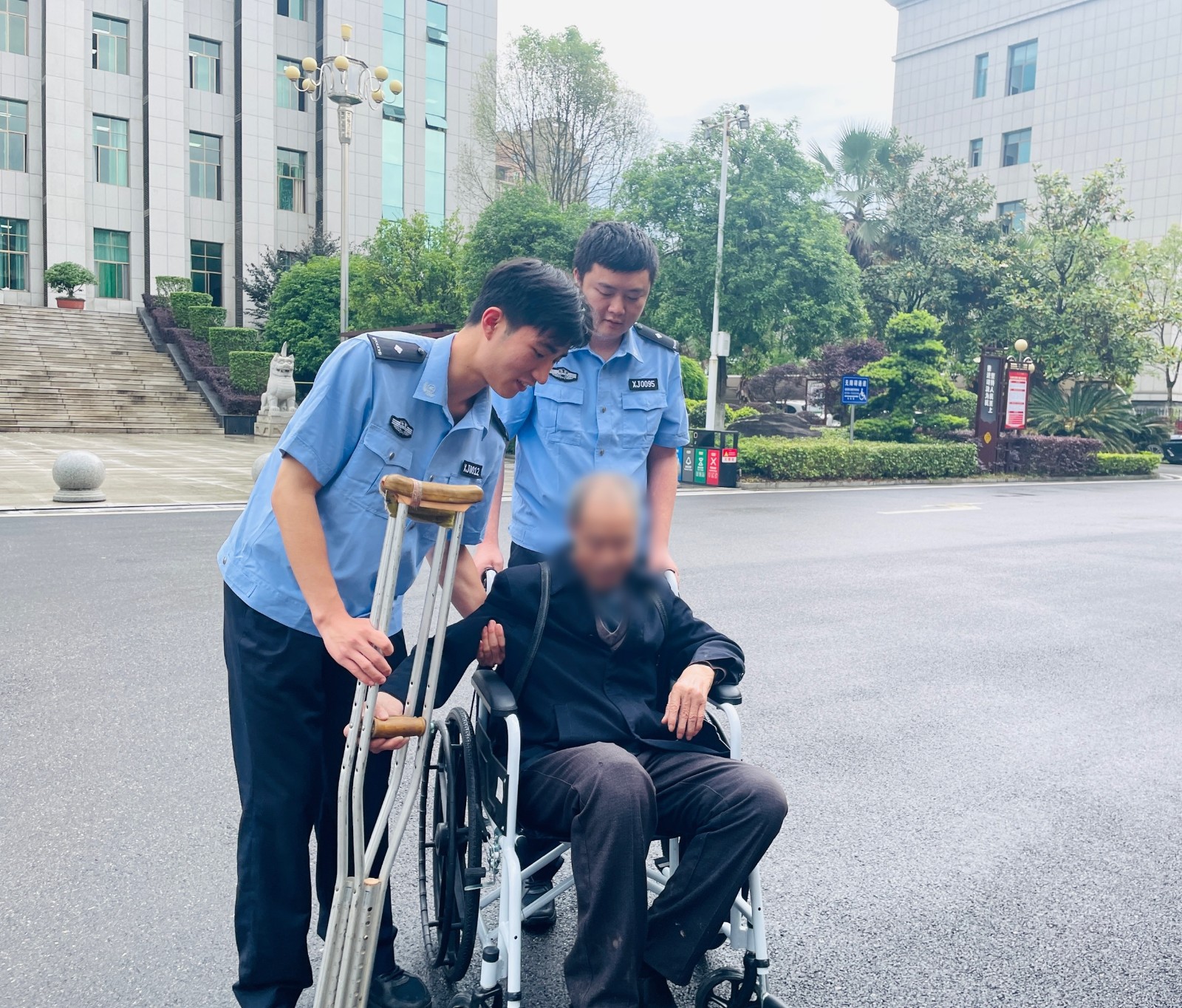 洞口法院：司法为民见真情  法警助人暖人..