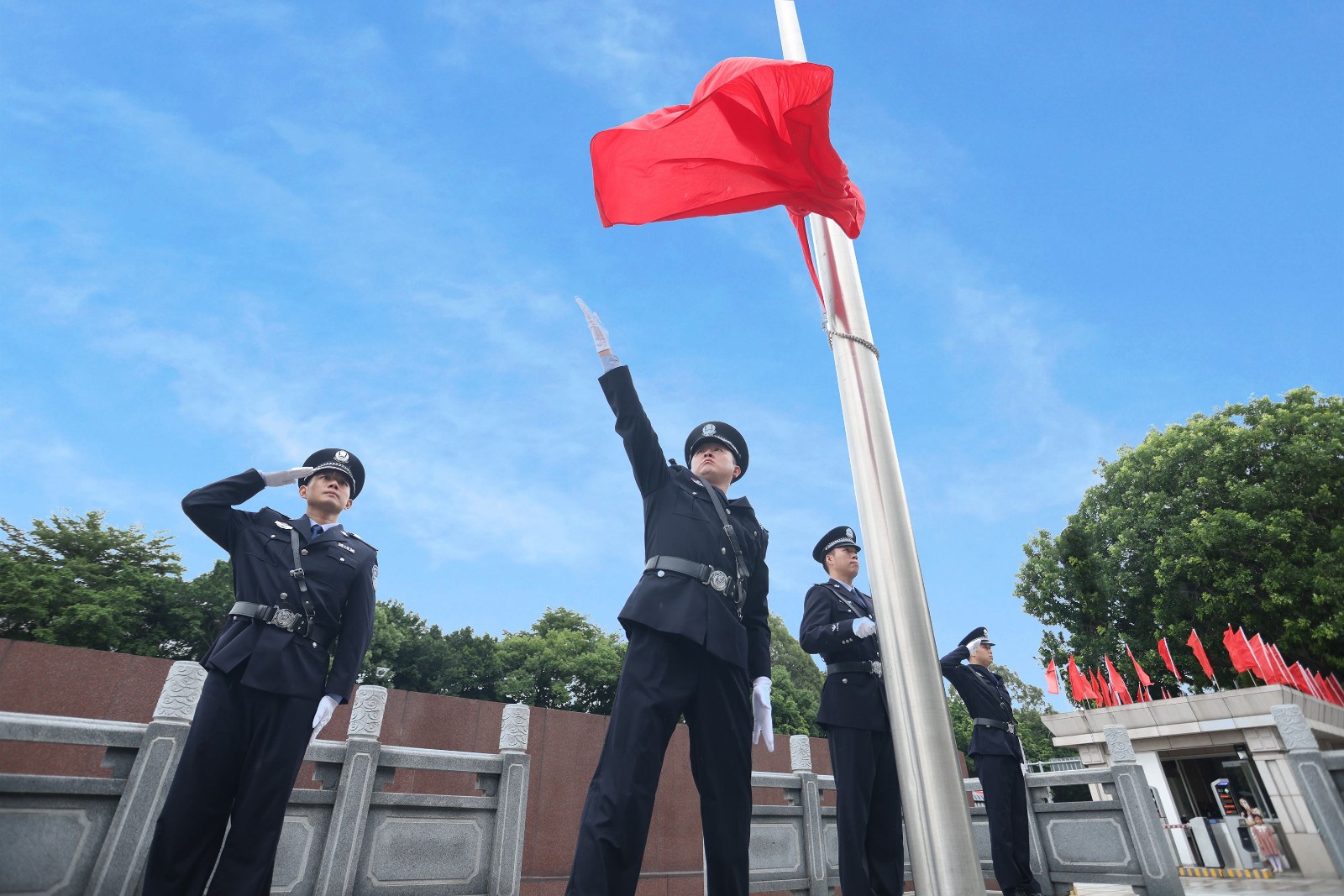 福州中院举行升旗仪式庆祝新中国成立75周年