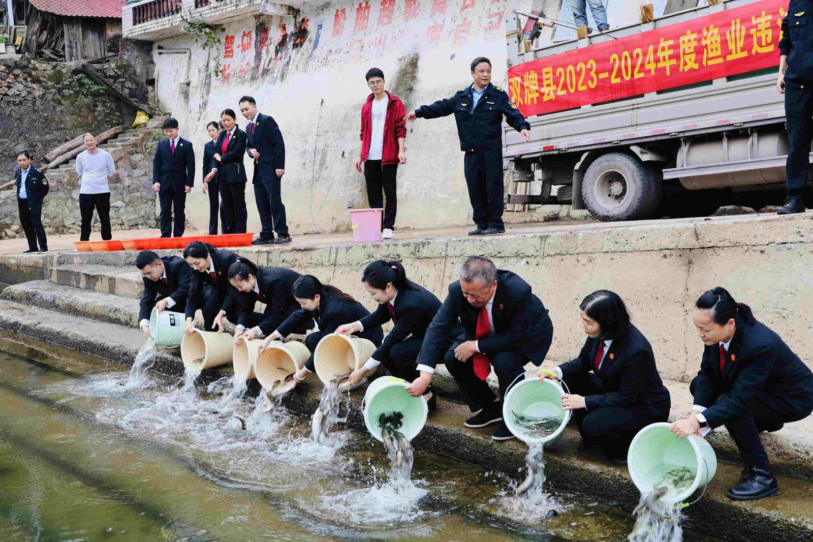 以“鱼”还“渔”护生态—— 双牌县法院联合多部门开展增殖放..