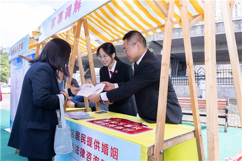 金山湖法庭干警参加“七”彩云先锋行动