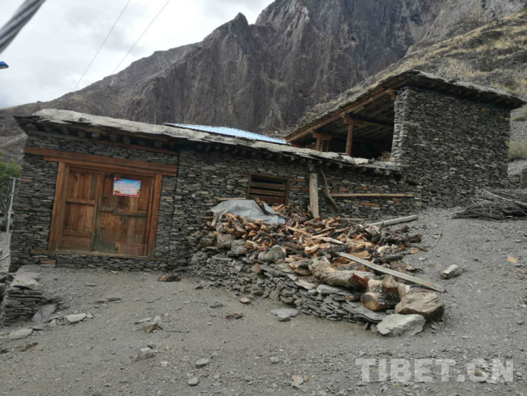 图为西藏自治区林芝市察隅县下察隅镇卡地村村民搬迁前的居住环境