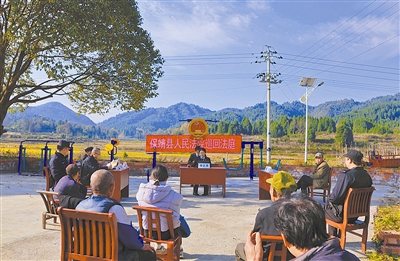 近日,湖南省保靖县人民法院将庭审现场搬到大山深处的杨家村,对一起