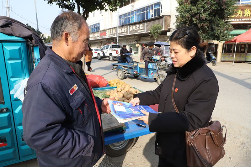 11月23日上午,懷遠縣人民法院組織幹警赴魏莊鎮開展雙提升普法宣傳