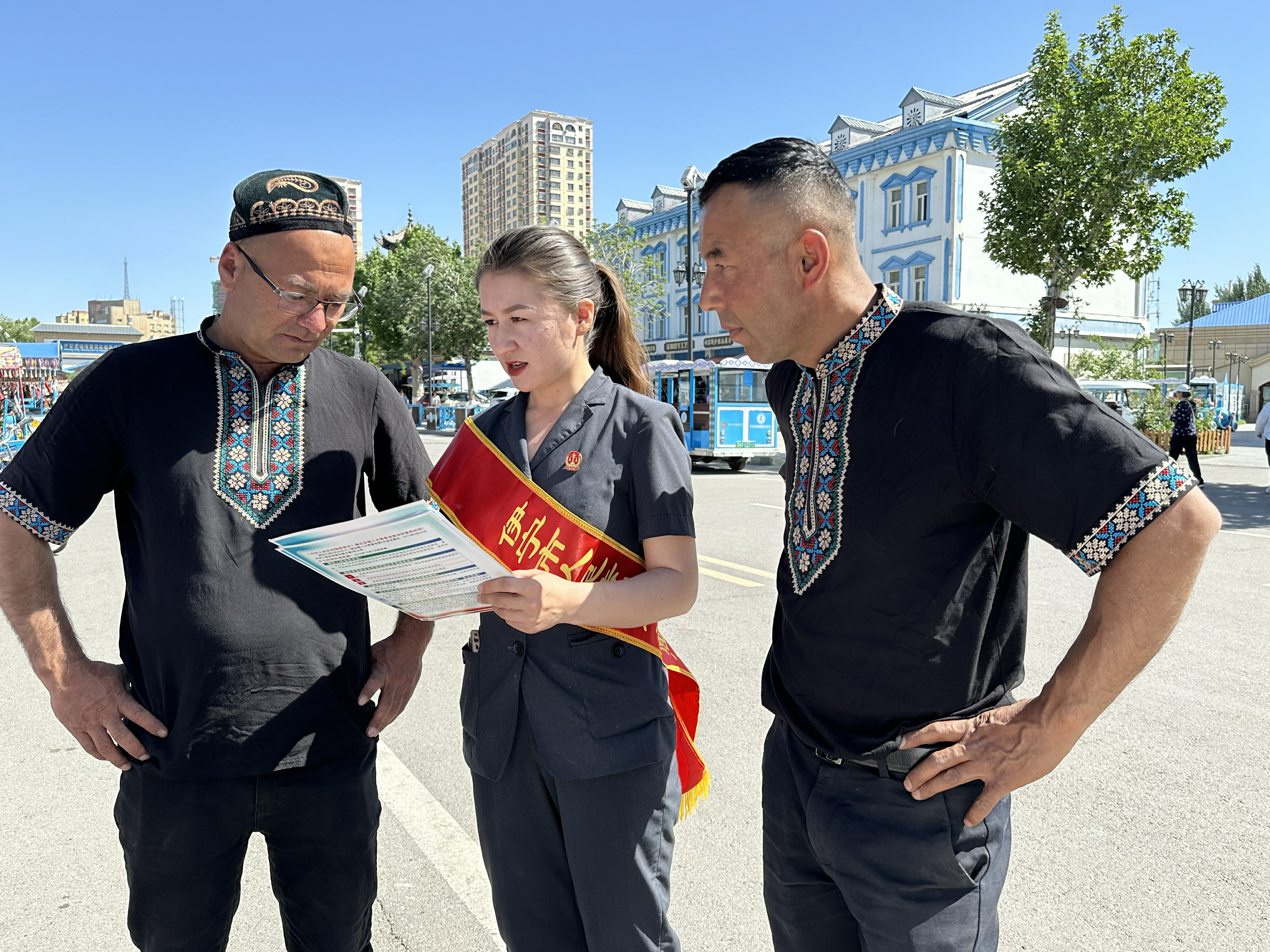 5月15日，新疆伊犁州伊宁市人民法院干警在伊宁市喀赞其民俗旅游区向景区工作人员宣传旅游法（克拉热·艾尔肯 摄）.jpg