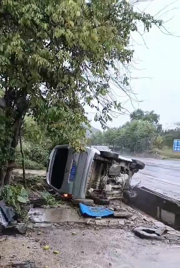 路遇车祸 万秀法院辅警挺身救助群众-广西壮族自治区梧州市万秀区人民