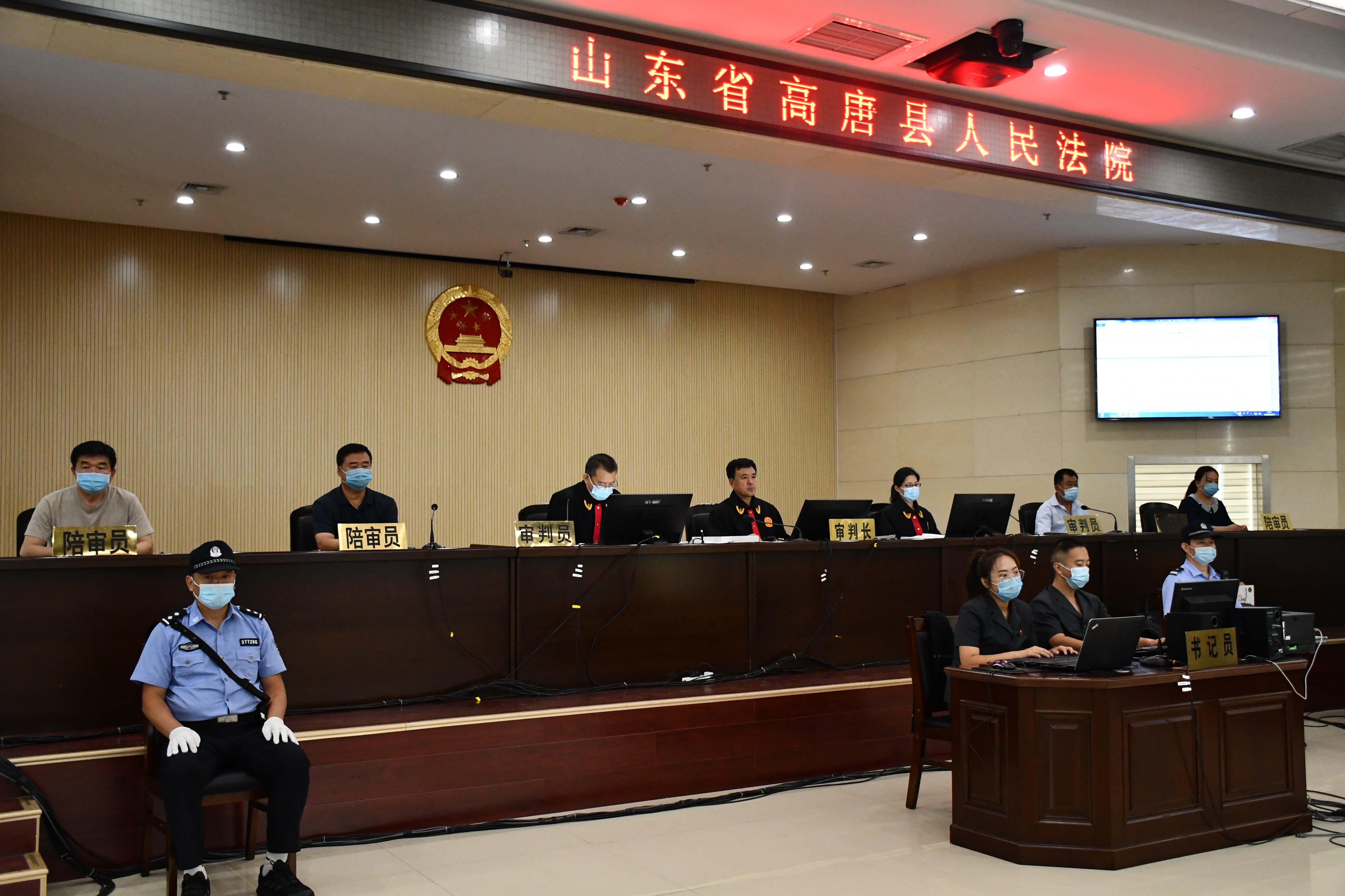 山东高唐法院公开开庭审理董文涛等28名被告人涉黑案