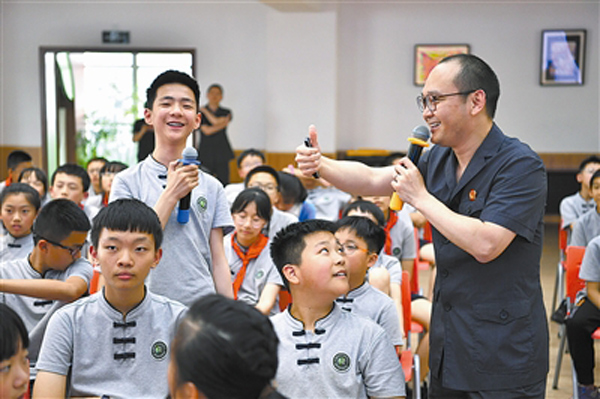 重庆九龙坡区：为学生送上一堂法治公开课