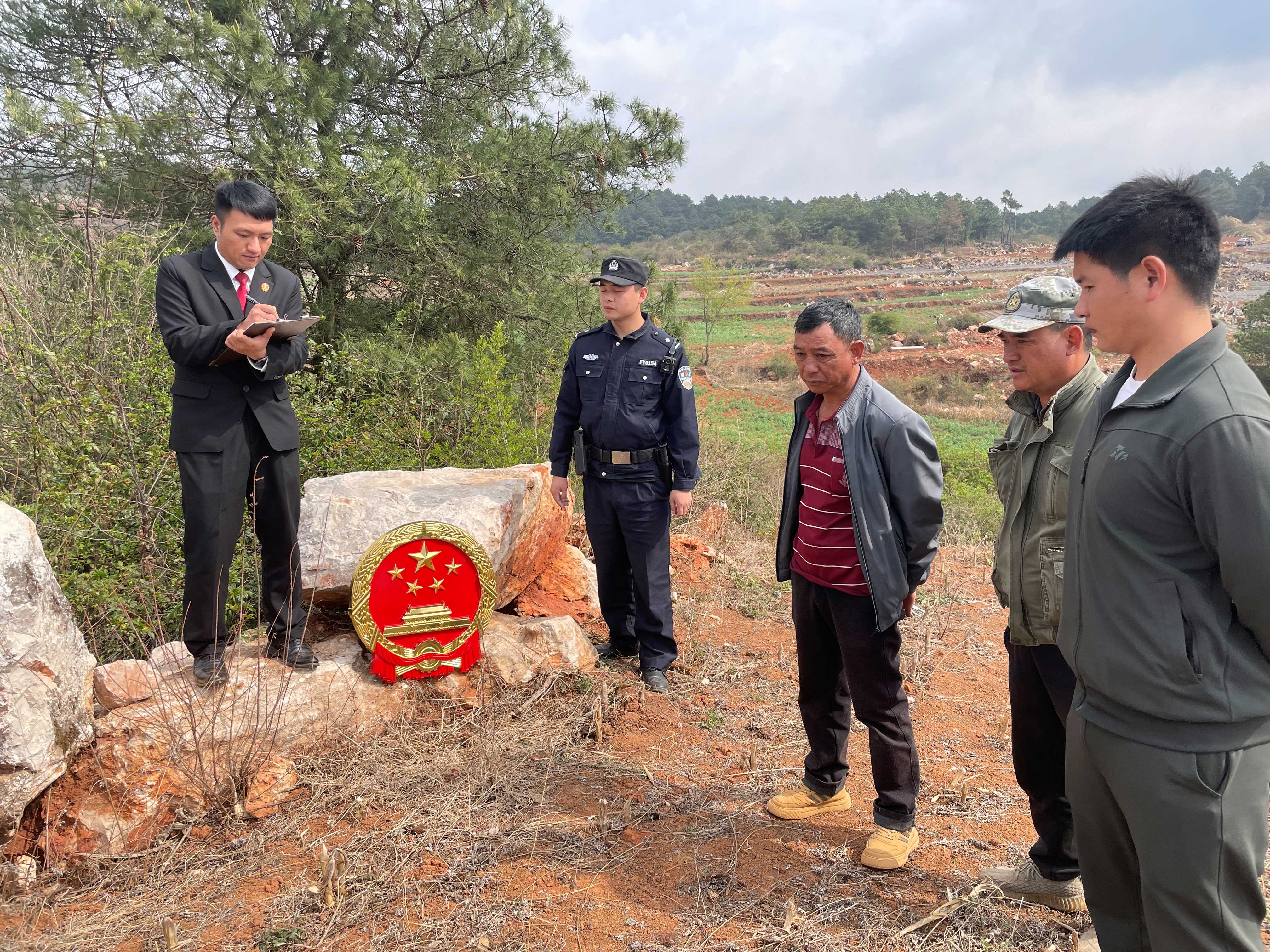 背着国徽去巡回"行走的天平"走进田间地头-云南省泸西县人民法院