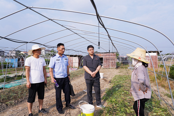 执行干警深入田间地头与乡镇干部一同开展工(1493671)-20240124085719.jpg