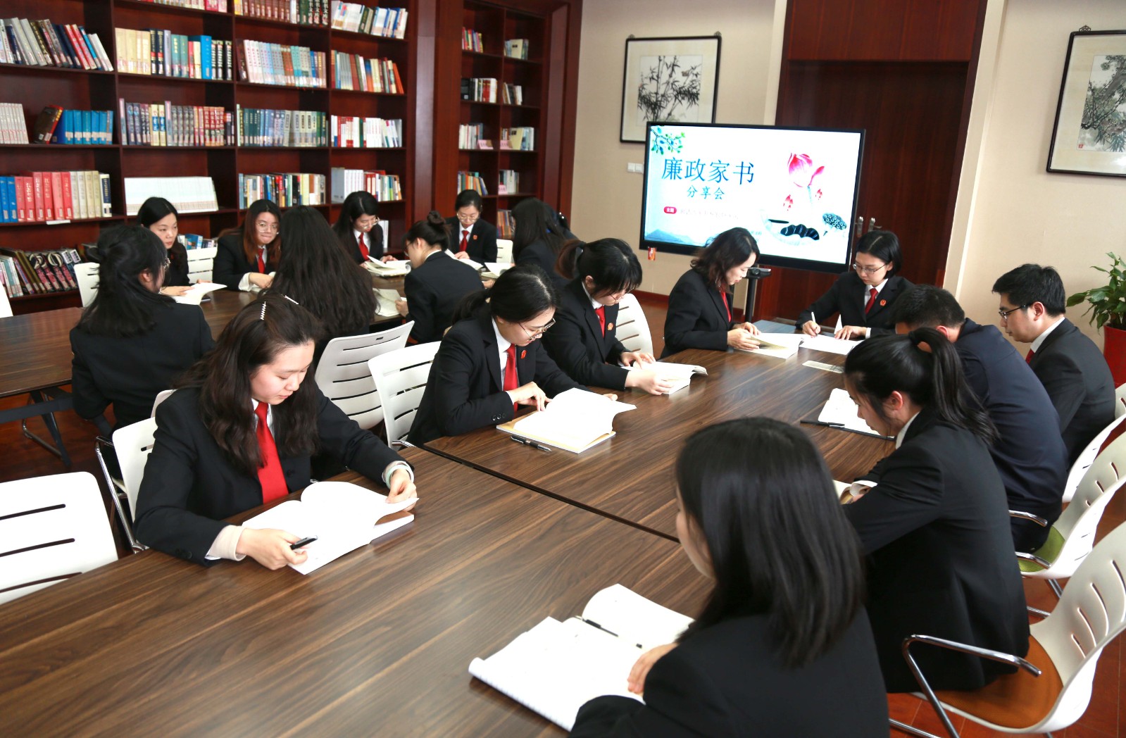 张家港法院举办《廉政家书》读书分享会
