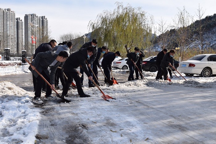 宽城法院：志愿服务在行动 破冰除雪保畅通