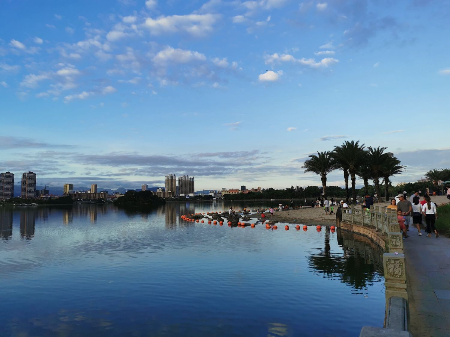 瑞丽弄莫湖风景