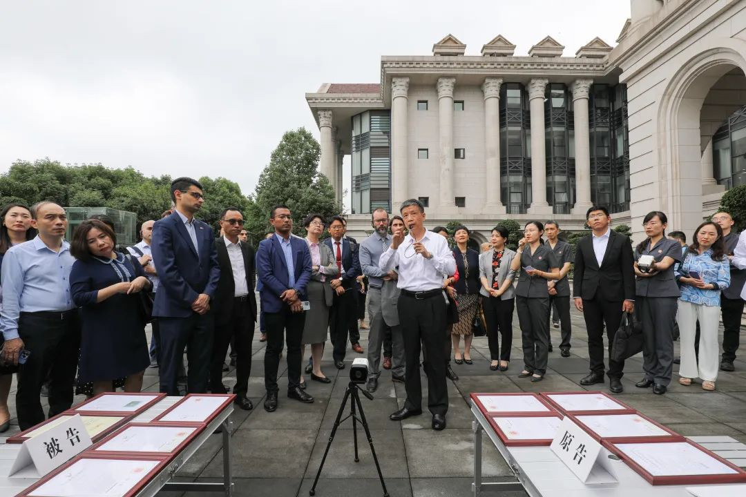 外国领馆,涉外机构及企业代表一行到两江新区(自贸区)法院参观调研