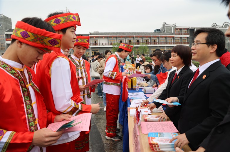 覃塘法院“三月三”法治宣传 共绘..