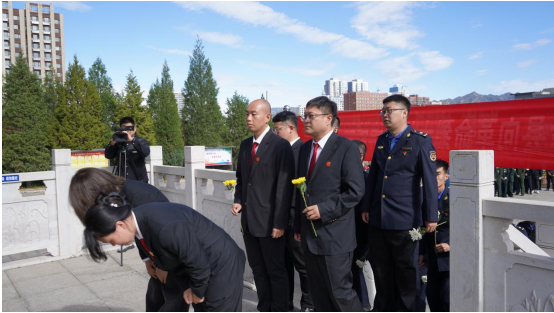 丰宁法院组织干警参加烈士纪念日公祭活动