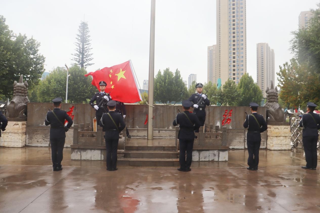 红旗飘扬庆华诞 青春合唱颂祖国
——盐湖..