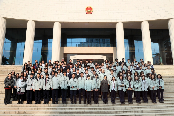 无锡市协和双语国际学校师生来院旁听庭审