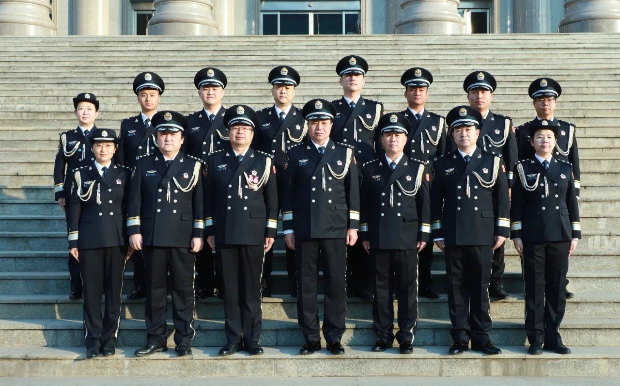 你好，警察节！丨致身穿“藏青蓝”警礼服的你..