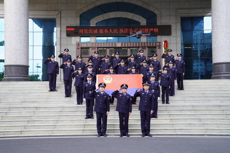 警徽闪耀护天平 宾阳县法院开展庆祝“中国..