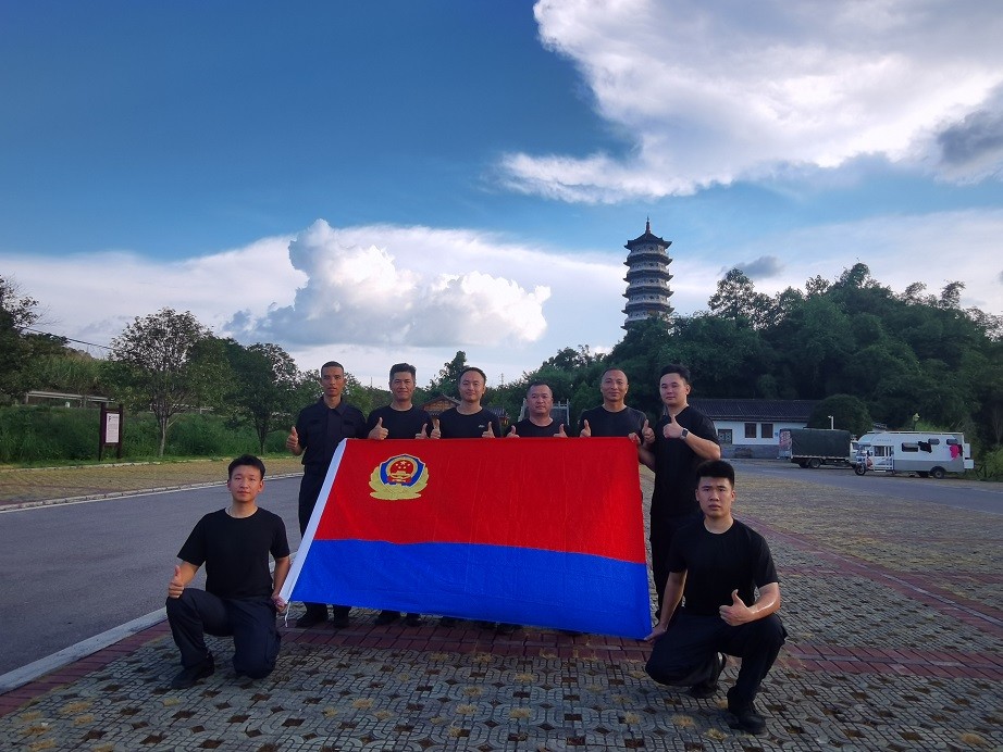 人民警察，节日快乐！