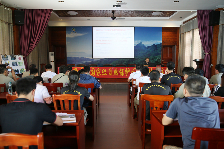 2.海南二中院法官为鹦哥岭自然保护区护林员普法授课。（罗凤灵 摄）_副本.jpg