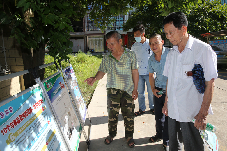 5.【选用】20220623  海南二中院到头潭村开展禁毒法治宣传活动。（罗凤灵 摄） (48)_副本.jpg