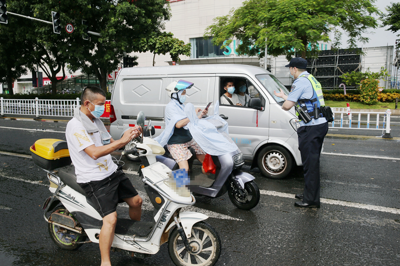 2.海南二中院值勤法警在查验过往车辆人员信息。（罗凤灵 摄）_副本.jpg