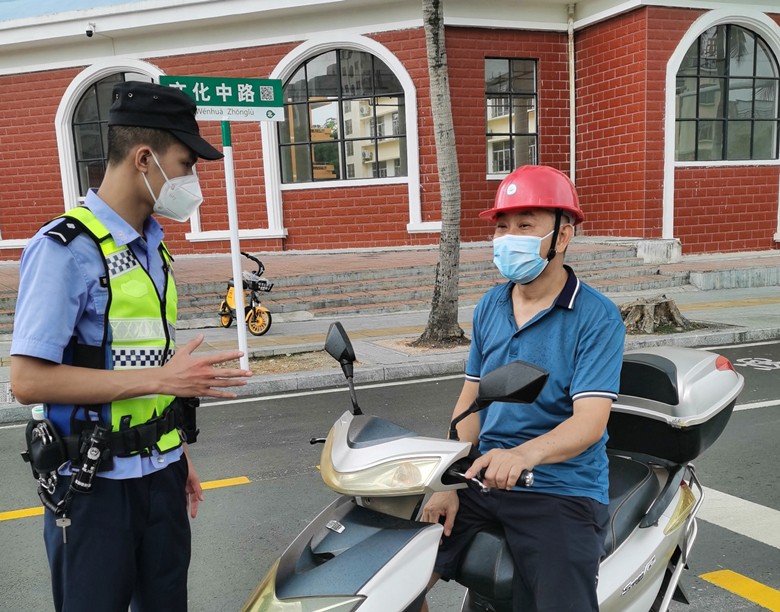 3.海南二中院值勤法警在路口执行交通管制任务。（曾惟海 摄）_副本.jpg